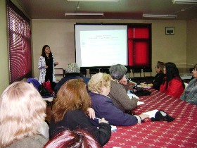 Aparece Soledad Cárdenas realizando el taller.