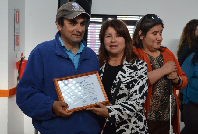 Directora Regional entrega certificado de capacitación a uno de los estudiantes. 