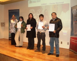 Aparece Soledad Cárdenas junto a los alumnos graduados del curso de capacitación en cocina chilena.