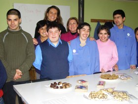 La Directora del Senadis junto a los jóvenes que participan en el taller laboral de Coanil.
