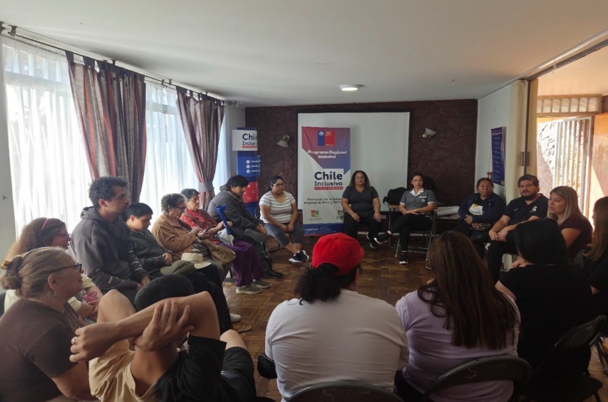 Foto grupal de los participantes en la actividad.