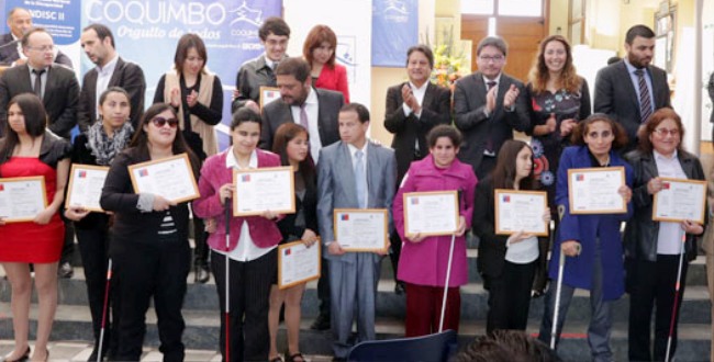 Autoridades junto a las personas en situación de discapacidad que participaron del Programa Becas Laborales de Sence