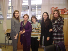 La Coordinadora de Senadis junto a participantes de la charla.