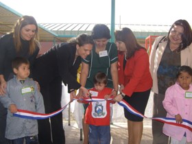 Directora Nacional del Senadis inaugura proyectos adjudicados a través del Programa de Apoyo a Estudiantes con Discapacidad a la Junji en la región de Antofagasta. Directora realiza Corte de Cinta junto a los pequeños prescolares.