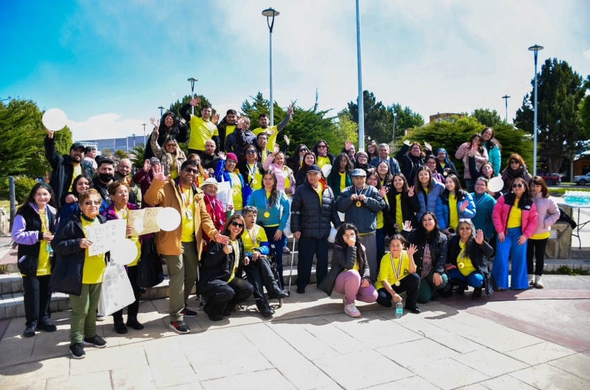 Foto grupal de los participantes en la ceremonia.