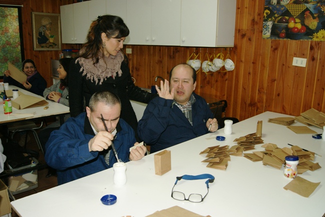 Subdirectora Nacional de Senadis junto a jóvenes del taller laboral