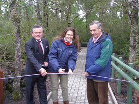 La Directora del SENADIS junto al Alcalde de Puerto Varas y al Director Ejecutivo de la CONAF cortan la cinta e inauguran el Sendero adaptado para personas con discapacidad.