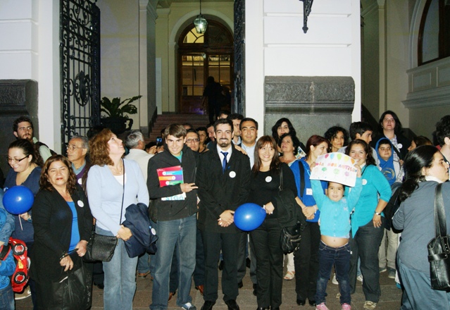 Director Nacional de Senadis, Mauro Tamayo, junto a familias de Amasperger