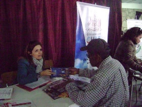 La Coordinadora de Senadis en Antofagasta entregando información en la actividad de Gobierno más Cerca.