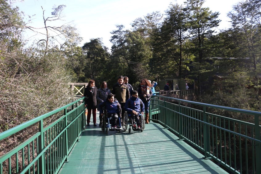 Autoridades y personas con discapacidad que participaron en el recorrido. 