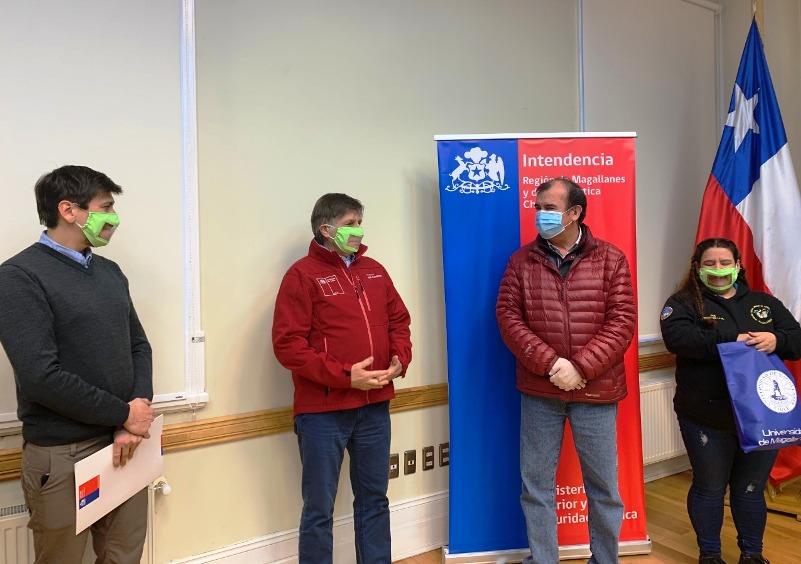 Autoridades hacen entrega de las mascarillas a representantes de la comunidad sorda.