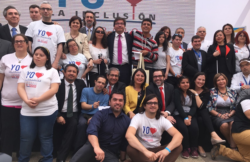 Autoridades junto a personas con discapacidad en el escenario de la actividad. 