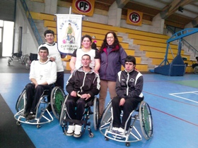 Valeria Ortiz junto a los Pingüinos de Carelmapu.