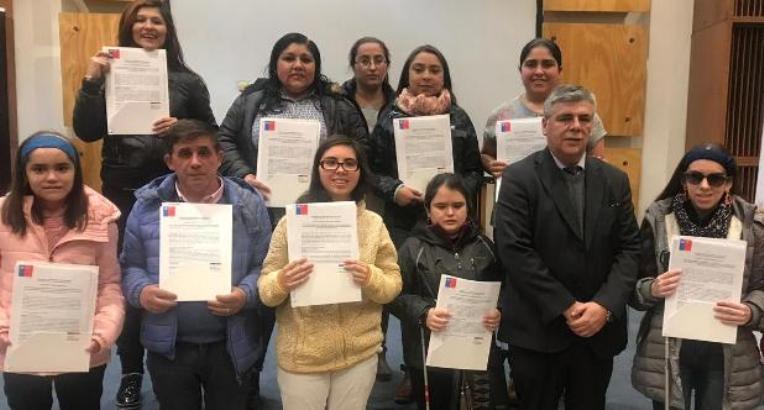 Director Regional  de Senadis junto a las personas beneficiadas. 