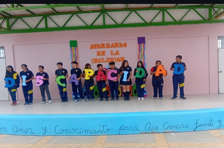 Foto grupal de los participantes en la ceremonia.