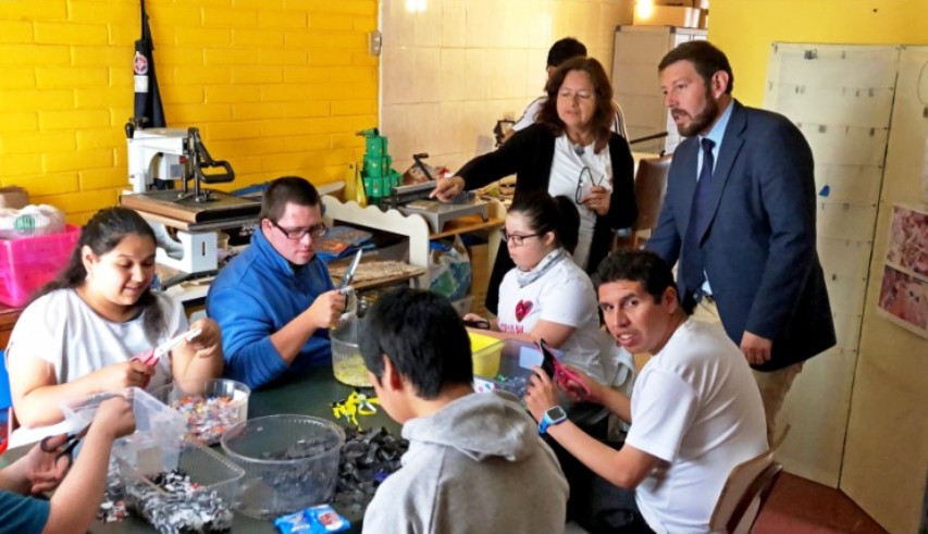 El Seremi de Desarrollo Social, Juan Pablo Flores, visitó el taller para conocer el trabajo que realizan los jóvenes del taller.