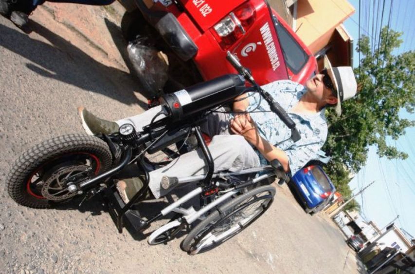 Raúl Vidal recibió  silla de ruedas con dispositivo handbike  a través de un convenio entre la Municipalidad de Curicó y el Senadis.
