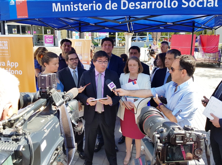 Ministro Barraza en el punto de prensa de la actividad.