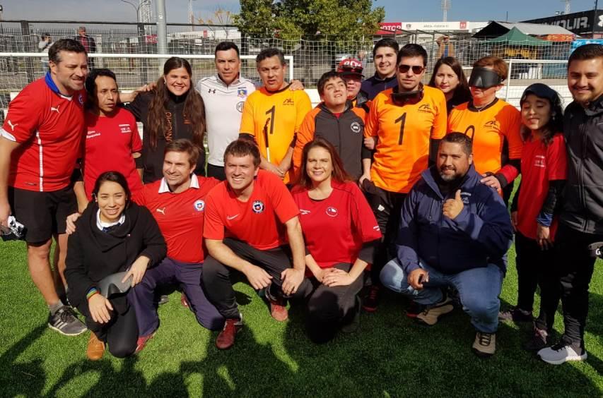 Ministro Sichel juega goalball con Colo Colo y equipo de personas ciegas