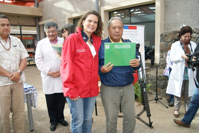 Directota de Senadis, María Ximena Rivas, haciendo entrega de Cerificado Compin.