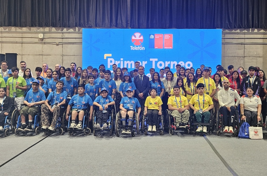 Foto grupal de los participantes en la actividad.