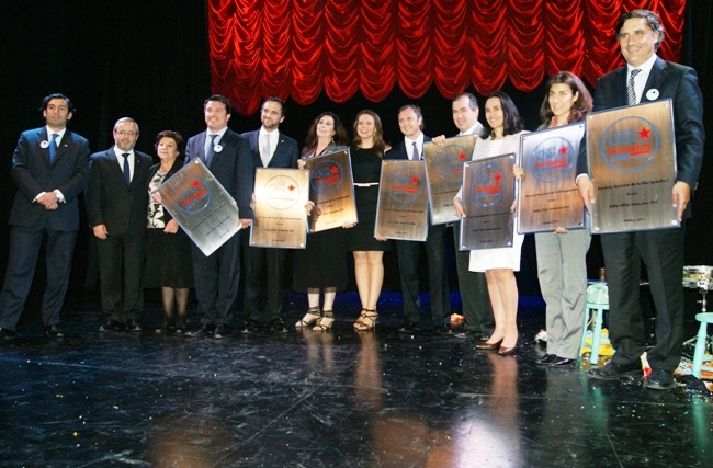 Autoridades junto a las institucones que obtuvieron el Sello Chile Inclusivo ORO 2013