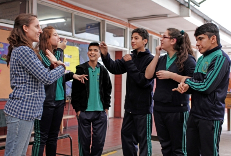 Estudiantes con discapacidad junto a su profesora