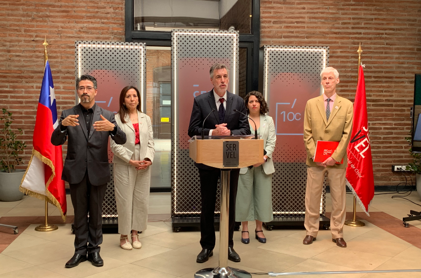 Plano General del punto de prensa realizado por las autoridades.