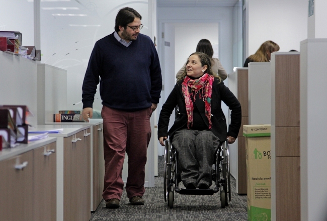 Trabajadora en situación de discapacidad junto a su compañero de trabajo. 