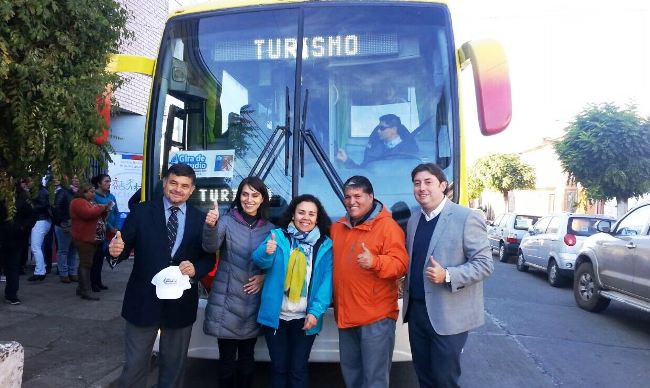 Autoridades despiden a la delegación de la Escuela Especial Arcoíris.