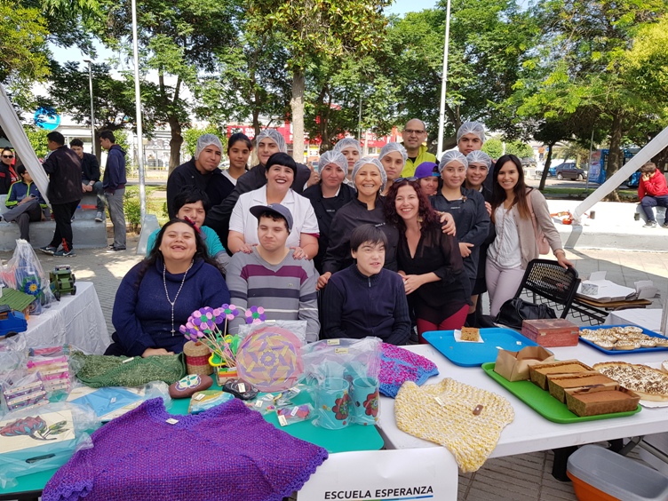 Directora Regional (s) junto a personas que participaron en la actividad. 