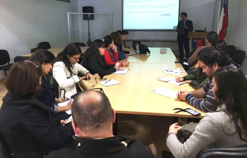 Abogado de convenio CAJTA-SENADIS capacitó a funcionarios de JUNAEB en Ley N° 20.422