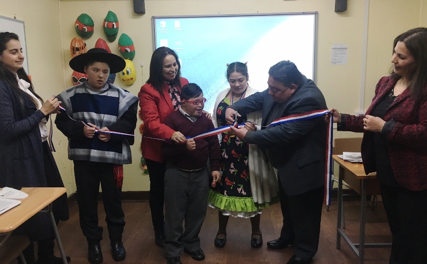 Autoridades y personas beneficiadas en el tradicional corte de cinta.