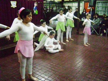 Alumnas de la Escuela Villa Las Nieves realizan una presentación artística