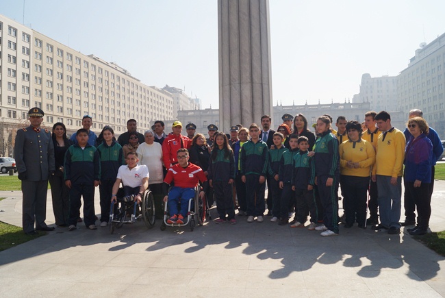 Autoridades junto a los izadores al finalizar la actividad. 