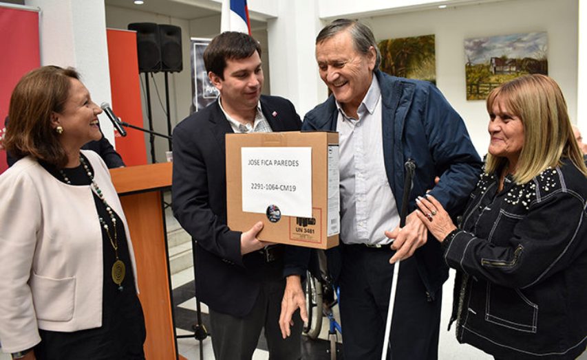 El Seremi de Desarrollo Social y Familia, Juan Eduardo Prieto, hace entrega de un computador a José Fica.