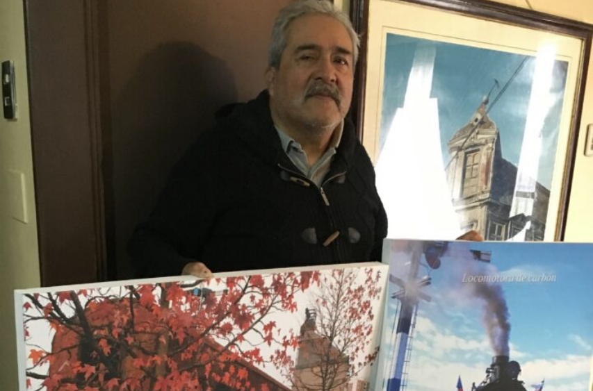 René Sanhueza Cosme muestra una de sus fotografías impresas. 