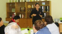 En la fotografía aparece la profesional de Fonadis hablando a los asistentes de la charla.