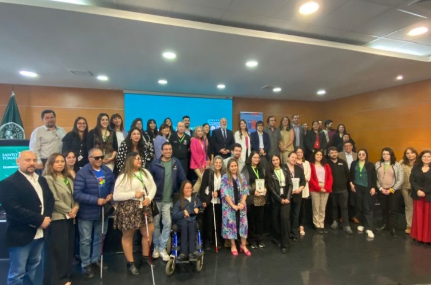 Foto grupal de los participantes en la ceremonia.