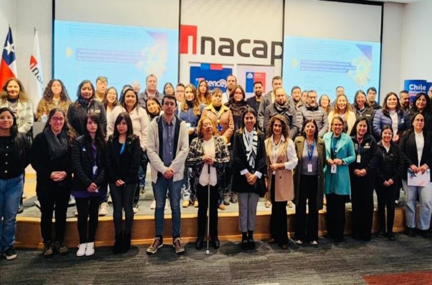 Foto grupal de los participantes en la actividad.
