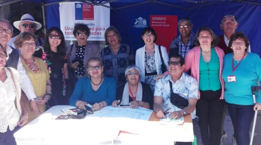 Autoridades junto a las personas que asistieron a la actividad.