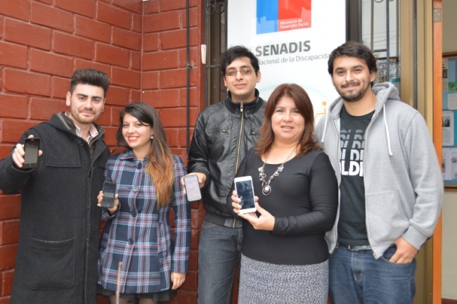 Directora Regional de Senadis, Cecilia Tirado, junto a los creadores de la aplicación.