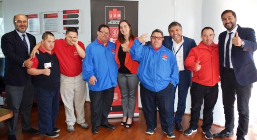 Autoridades junto a trabajadores en la conmemoración del Día Mundial del Síndrome de Down.