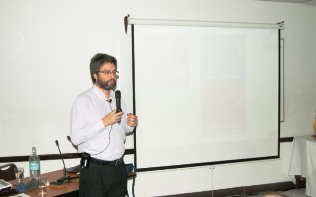 Álvaro Díaz expone en curso internacional de rehabilitación.