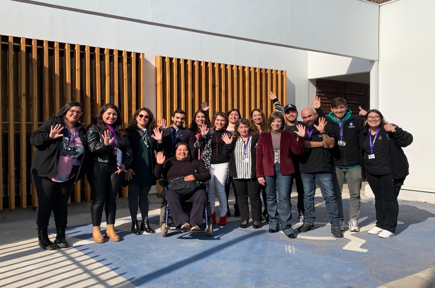Foto grupal de las autoridades junto a las personas que participaron en la actividad.