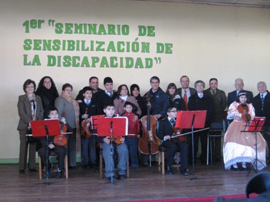 Autoridades junto a grupo musical del Colegio Villa Lo Burgos de Purranque