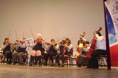 El grupo musical de estudiantes con discapacidad visual del Colegio Luis Braille realizan una presentación artística.