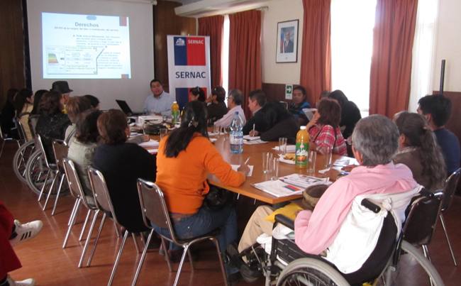 Representantes de organizaciones en charla informativa sobre derechos del consumidor