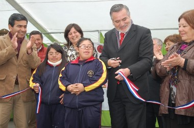 El Alcalde de La Serena realiza el corte de cinta junto a dos niñas con discapacidad.