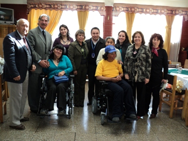 La Coordinadora del SENADIS en la región de Atacama junto a las personas beneficiadas y sus familiares.